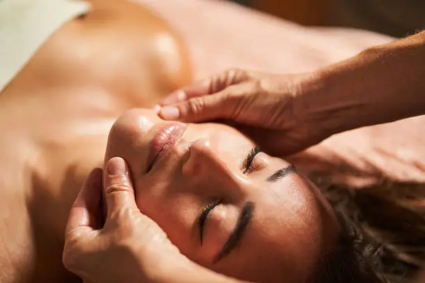 Massagem facial terapêutica