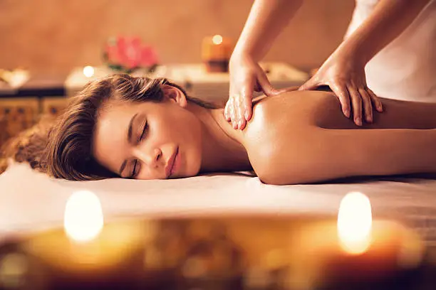 Pessoa recebendo massagem relaxante
